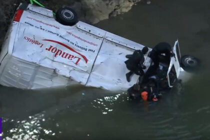 accident grav in mehedinti microbuzul cazut in dunare a fost scos din apa scafandrii au gasit o victima 67fd67e71ecd4