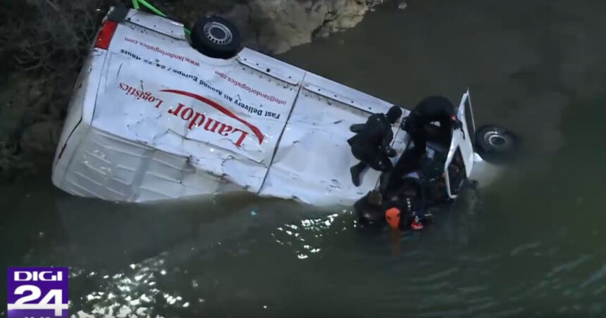accident grav in mehedinti microbuzul cazut in dunare a fost scos din apa scafandrii au gasit o victima 67fd67e71ecd4