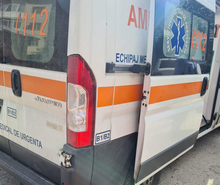 accident rutier in sensul giratoriu de la costinesti spre 23 august politia si ambulanta au intervenit la fata locului 680f7693a3fa6