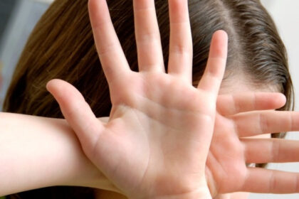 adolescenta de 15 ani amenintata cu pistolul de un fals politist barbatul a lovit o si i a luat telefonul 68088a1f8c5c6