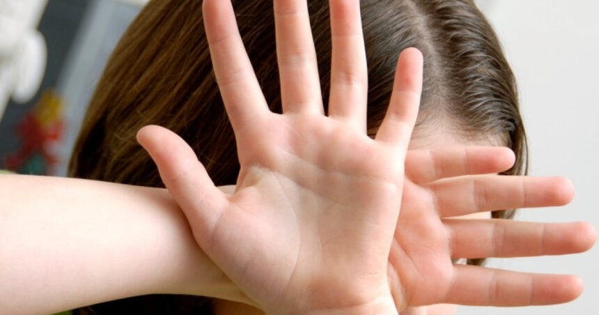 adolescenta de 15 ani amenintata cu pistolul de un fals politist barbatul a lovit o si i a luat telefonul 68088a1f8c5c6
