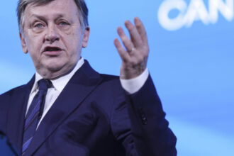 alegeri prezidentiale 2025 crin antonescu vaneaza inca o data dupa ani de pauza un loc in prim planul politicii romanesti 67ec6b6c592c2