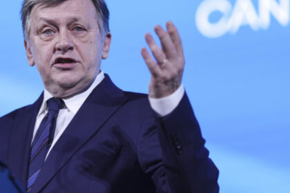 alegeri prezidentiale 2025 crin antonescu vaneaza inca o data dupa ani de pauza un loc in prim planul politicii romanesti 67ec6b6c592c2