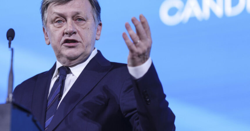 alegeri prezidentiale 2025 crin antonescu vaneaza inca o data dupa ani de pauza un loc in prim planul politicii romanesti 67ec6b6c592c2