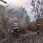alerta in ciocarlia de sus pompierii de la detasamentul medgidia intervin cu mai multe autospeciale de stingere si smurd 67ff9e8557566