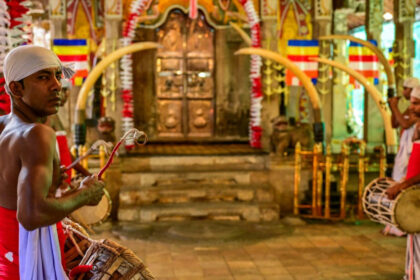 alerta la templul dintelui din sri lanka o fotografie interzisa cu o relicva sacra a lui buddha a devenit virala pe retelele sociale 68056d2b563f8