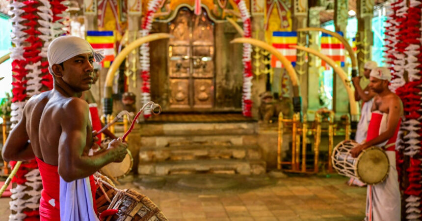 alerta la templul dintelui din sri lanka o fotografie interzisa cu o relicva sacra a lui buddha a devenit virala pe retelele sociale 68056d2b563f8