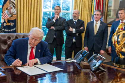 analiza frictiuni privind tarifele in echipa de consilieri miliardari de la casa alba cine a reusit sa castige increderea lui donald trump 67fbdacc39423