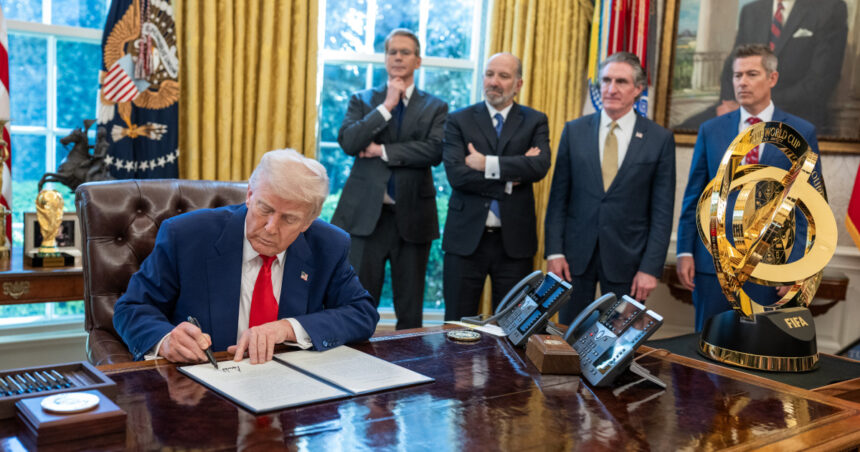analiza frictiuni privind tarifele in echipa de consilieri miliardari de la casa alba cine a reusit sa castige increderea lui donald trump 67fbdacc39423