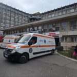 barbat grav ranit intr un accident la intersectia strazilor burada cu cibinului doua masini au fost implicate 67ef87ae6cfea