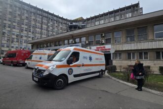 barbat grav ranit intr un accident la intersectia strazilor burada cu cibinului doua masini au fost implicate 67ef87ae6cfea