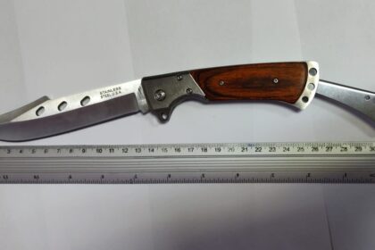 barbat periculos cu un briceag asupra lui depistat de jandarmi pe holul judecatoriei din medgidia 67ed2fc6ed35b