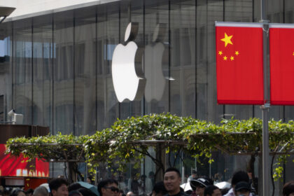 ca sa evite tarifele lui donald trump impuse chinei apple a decis sa transporte 600 de tone de telefoane cu avionul din india 67f80f2536794