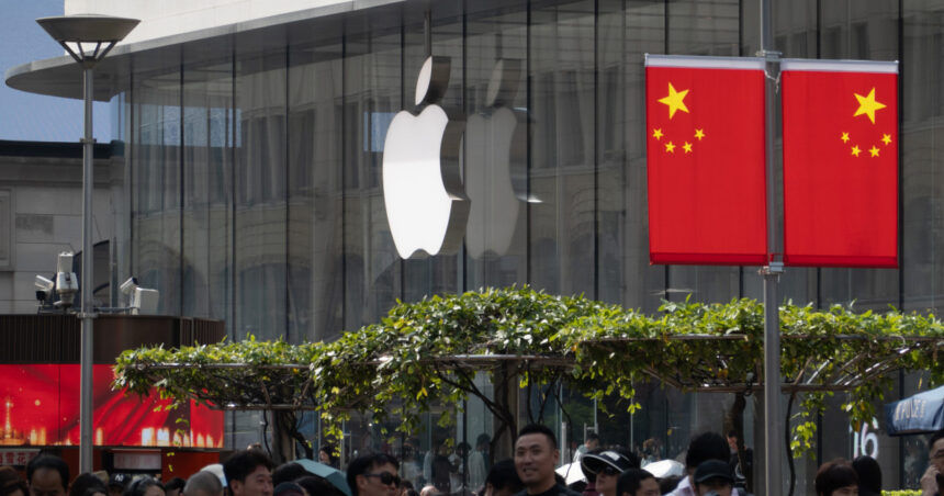 ca sa evite tarifele lui donald trump impuse chinei apple a decis sa transporte 600 de tone de telefoane cu avionul din india 67f80f2536794