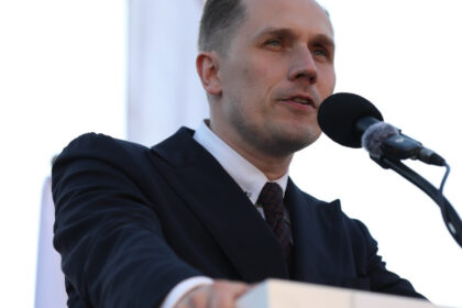 candidatul extremei drepte la alegerile prezidentiale din polonia mizeaza pe tiktok precum calin georgescu in romania 68113a2da608e
