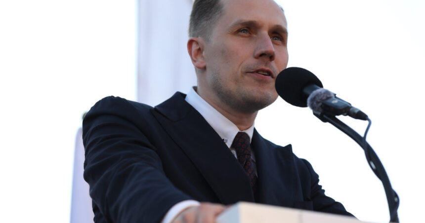 candidatul extremei drepte la alegerile prezidentiale din polonia mizeaza pe tiktok precum calin georgescu in romania 68113a2da608e