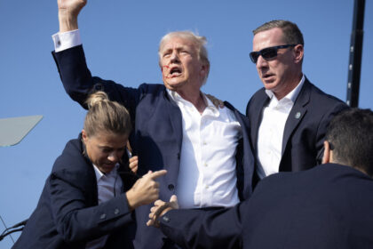 casa alba a inlocuit portretul lui barack obama cu cel al lui donald trump gesticuland victorios dupa tentativa de asasinat 67fe38572af17