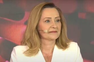 cat costa rochia alba purtata de elena lasconi la dezbaterea electorala s a imbracat de la o vedeta care detine un brand de haine 68107ca46e155