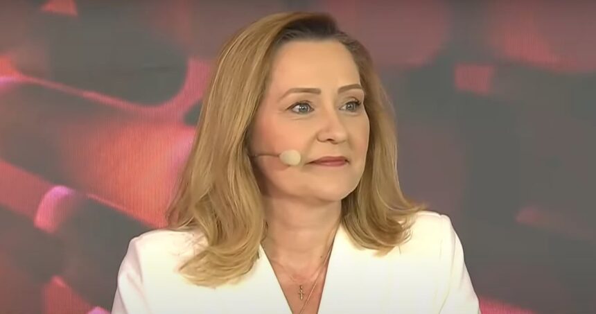cat costa rochia alba purtata de elena lasconi la dezbaterea electorala s a imbracat de la o vedeta care detine un brand de haine 68107ca46e155