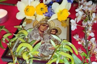 constanta procesiune de florii la catedrala arhiepiscopala sfintii apostoli petru si pavel cu ramuri de salcie si flori vezi aici programul zilei 67fa94dd8bb5f