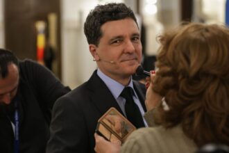 cum s a imbracat partenera lui nicusor dan la cea de a doua dezbatere prezidentiala de la palatul cotroceni mirabela a atras atentia tuturor prin simplitate si eleganta 6811e4fc2ab0e