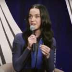 de ce katy perry nu a cantat una dintre melodiile sale in spatiu este despre noi imagini cu cantareata care a simtit gravitatia in capsula spatiala 67fe20dd15af1