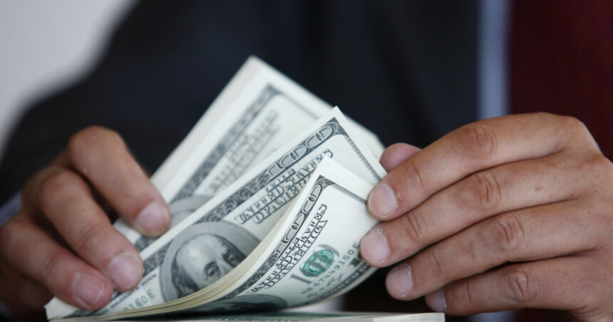 dolarul american este in cadere libera de ce scade moneda sua si ce impact are asupra economiei si consumatorilor 6808f8180cedd