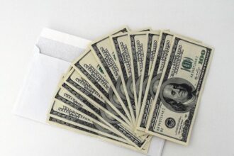 dolarul s a prabusit dupa tarifele lui trump care ameninta economia americana 67ee94c9b3b09