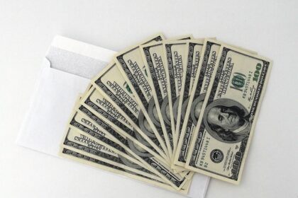 dolarul s a prabusit dupa tarifele lui trump care ameninta economia americana 67ee94c9b3b09