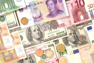 dolarul traditionalul refugiu al investitorilor a scazut fata de principalele valute internationale yuanul la un minim istoric 67f58dfa3e38a