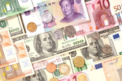 dolarul traditionalul refugiu al investitorilor a scazut fata de principalele valute internationale yuanul la un minim istoric 67f58dfa3e38a