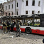 erou la 13 ani un adolescent a scapat dintr un autobuz in flacari si a salvat alte persoane in urma atacului rus de florii din sumi 67fccfca402f8