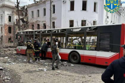 erou la 13 ani un adolescent a scapat dintr un autobuz in flacari si a salvat alte persoane in urma atacului rus de florii din sumi 67fccfca402f8