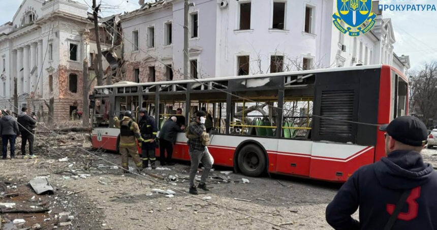 erou la 13 ani un adolescent a scapat dintr un autobuz in flacari si a salvat alte persoane in urma atacului rus de florii din sumi 67fccfca402f8