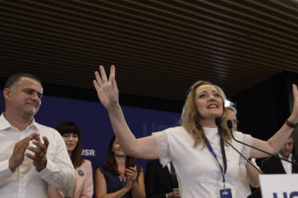exclusiv viziteu usr spune ca decizia privind candidatura elenei lasconi se va lua peste doua saptamani pana atunci campania va continua 67f6911e4dd40