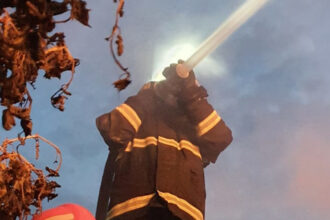 foc la o baraca de pe santierul unui teren de sport din valu lui traian un paznic a dat alarma 680dd39c8b5cf