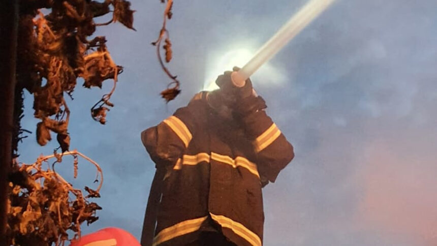 foc la o baraca de pe santierul unui teren de sport din valu lui traian un paznic a dat alarma 680dd39c8b5cf
