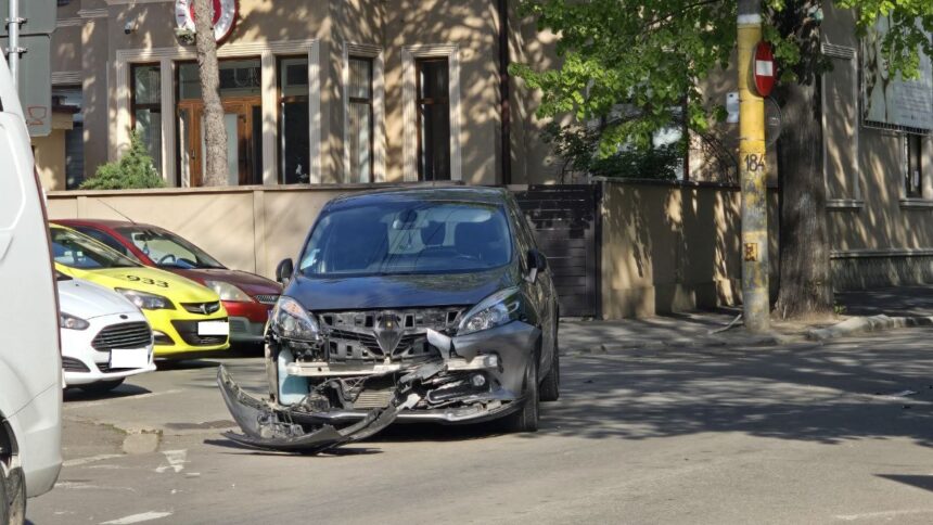 foto accident aproape de colegiul pedagogic din constanta sunt implicate 2 masini 680b2b897541b