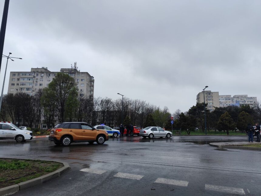 foto accident cu doua masini in sensul giratoriu de pe soseaua mangaliei in zona lidl 67efcf05d86f3