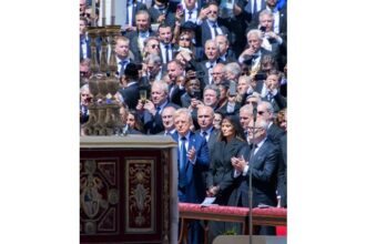 foto administratia prezidentiala a publicat imagini dupa inmormantarea papei francisc ilie bolojan in spatele lui donald trump 680d2cc66a2ec