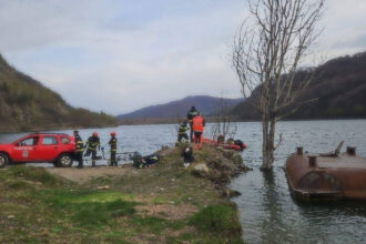 foto au fost reluate cautarile pentru pompierul cazut in lacul siriu serviciul salvamont foloseste un scanner acvatic cu ai 68035de4eb2de
