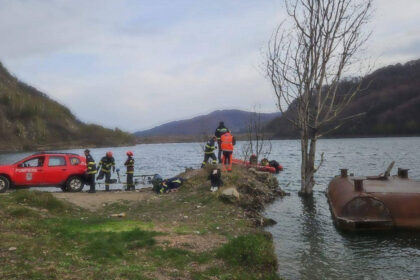 foto au fost reluate cautarile pentru pompierul cazut in lacul siriu serviciul salvamont foloseste un scanner acvatic cu ai 68035de4eb2de