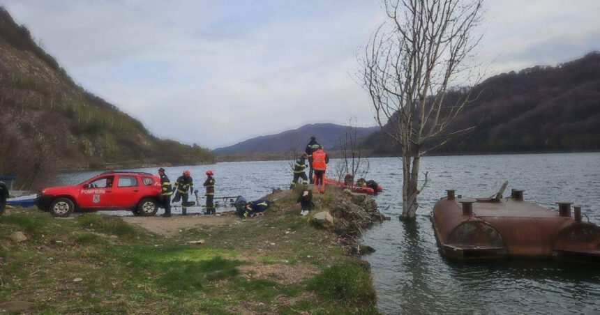 foto au fost reluate cautarile pentru pompierul cazut in lacul siriu serviciul salvamont foloseste un scanner acvatic cu ai 68035de4eb2de
