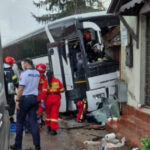 foto autocar plin cu pasageri implicat intr un accident in judetul bihor mai multe persoane incarcerate si trafic blocat 680b9deb2f021