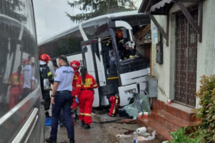 foto autocar plin cu pasageri implicat intr un accident in judetul bihor mai multe persoane incarcerate si trafic blocat 680b9deb2f021