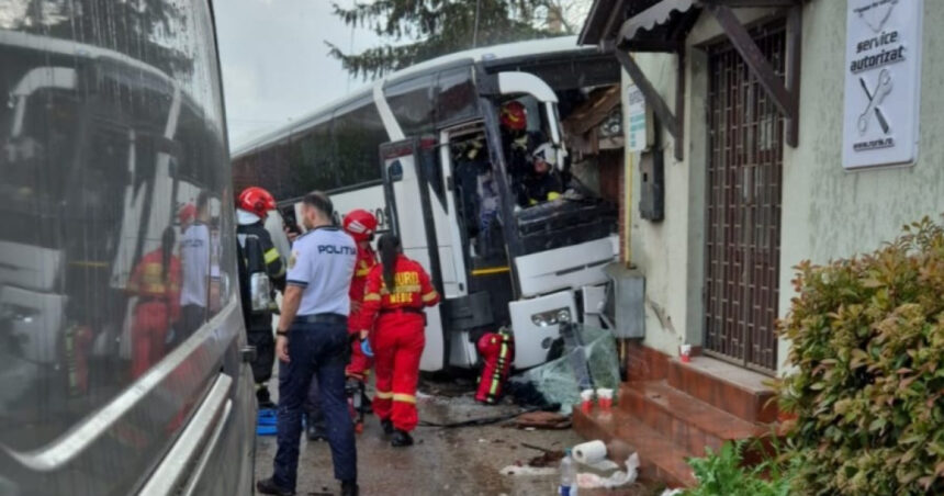 foto autocar plin cu pasageri implicat intr un accident in judetul bihor mai multe persoane incarcerate si trafic blocat 680b9deb2f021