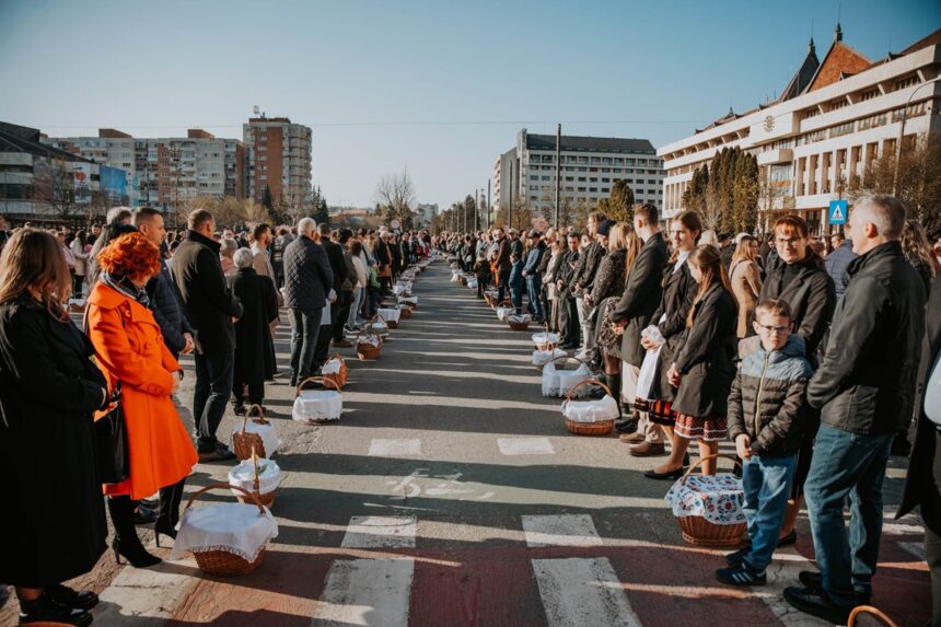 foto de pastele catolic in centrul municipiului miercurea ciuc a avut loc traditionalul ceremonial de sfintire a bucatelor 6804e2c172434