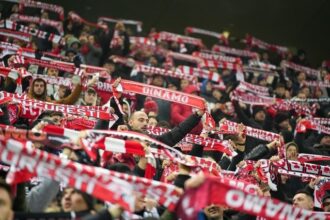 foto dinamo a vandut sute de tricouri intr un interval record fara ca suporterii sa stie cum arata 67f93dbe1bdf4