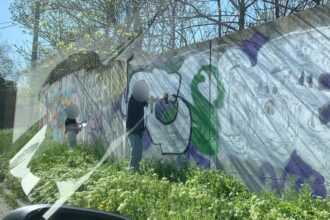 foto doi tineri care desenau pe un gard amendati de politia locala constanta iata valoarea sanctiunii 680f51c77b32c