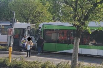 foto doua tramvaie s au ciocnit frontal in bucuresti 680b408810c4a